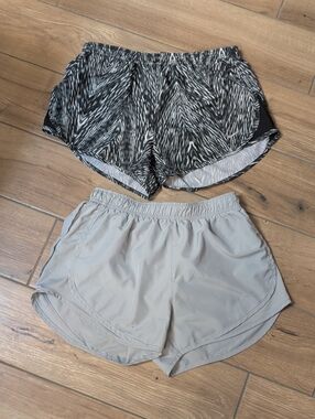 Nike Women's Dual-Pair Running Shorts in Black/White Print and Light Gray Size S